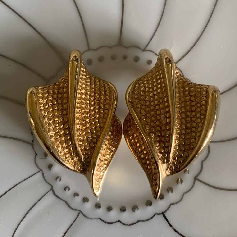 Vintage • New without tags• Gold tone triangulate leaf motif clip on earrings